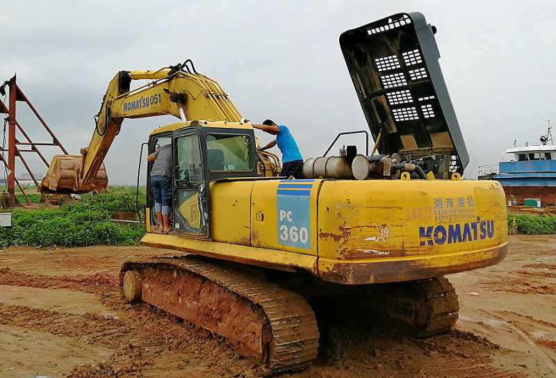小松挖掘機修理現(xiàn)場1.jpg