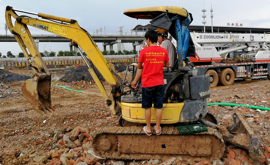 小松小挖修理現(xiàn)場1_conew1.jpg